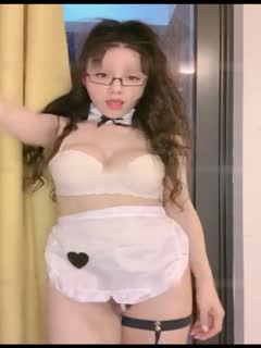 爆乳御姐戴黑框眼镜玩弄卷发，极品尤物淫荡求操