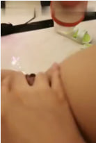 沙发跪姿翘臀诱惑!细腰蜜桃臀私处特写,完美身材性感爆表