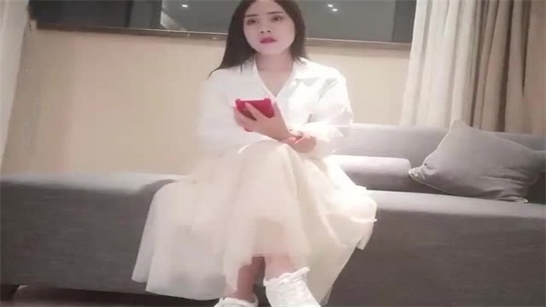 约炮白色长裙纹身骚妹，酒店房间疯狂爆操内射