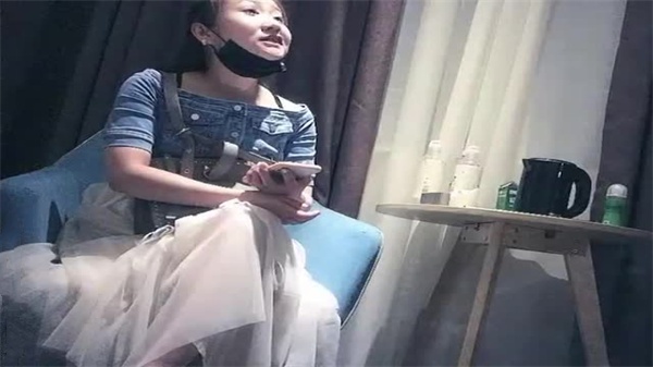 偷拍巨乳御姐被大屌魔人高价约炮爆操内射