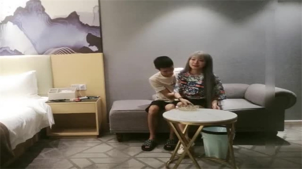 长衫短裙温柔人妻，楚楚可人遭狂干内射