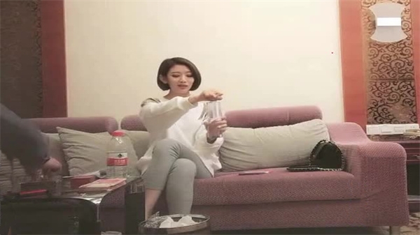 偷拍御姐穿网袜被大屌魔人高价包夜爆操内射