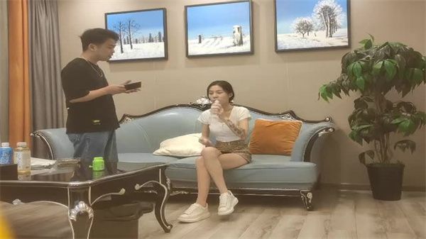 偷拍极品00后嫩穴！高价约炮苗窕妹子疯狂内射