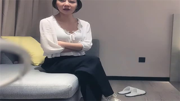 开房爆操白皙长发嫩妹 极品身段干到失神