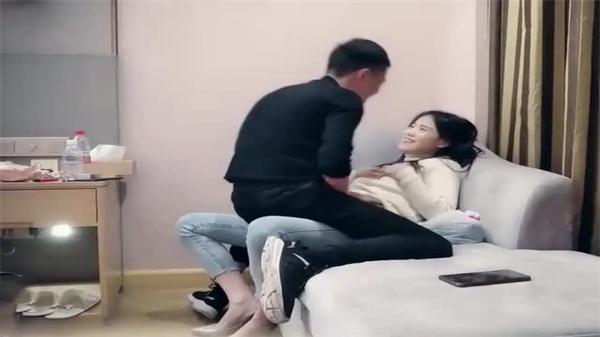 偷拍高价约炮，极品长腿小姐姐骚浪求操内射！