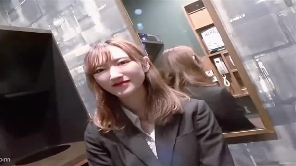 邻家制服小美眉粉嫩骚穴被爆操，紧致水多狂叫受不了