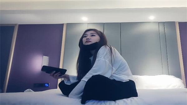 上海外围极品嫩妹，甜美健谈骚穴被操翻