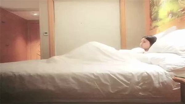 大屌魔人约操苗条贫乳御姐，疯狂爆操到潮吹