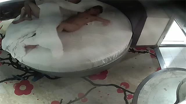 情趣酒店白色圆床偷拍！极品人妻被爆操狂干内射